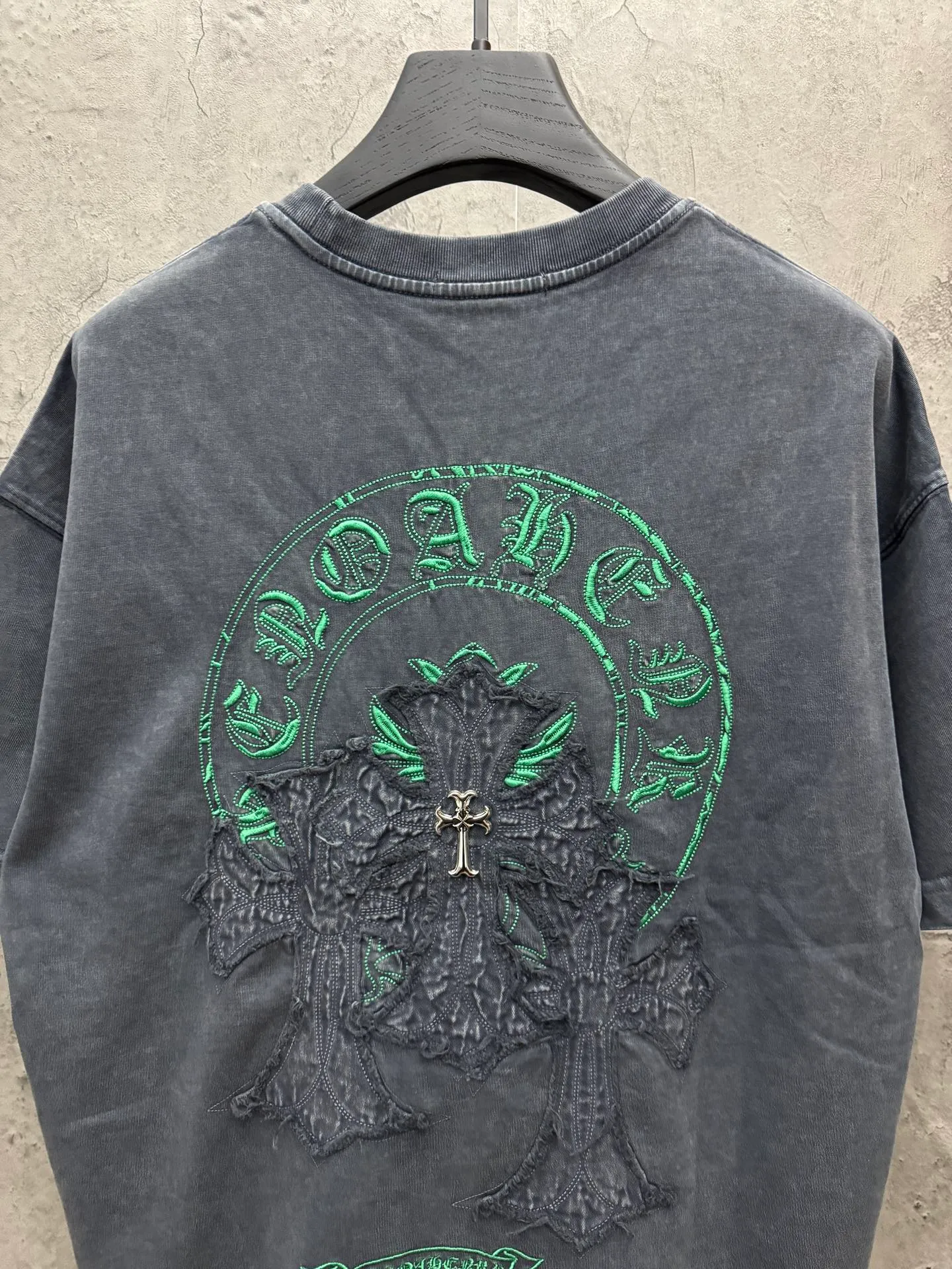 P240 top version, real shot without P, ​​different from market currency) 𝗖𝗵𝗿𝗼𝗺𝗲 𝗛𝗲𝗮𝗿𝘁𝘀/Croxin 2026 spring new original single counter American washed patch embroidered couple short sleeves 👑The highest version! Customized fabric 320 grams, washed and fried. Best-selling model at the counter. Very comfortable to wear. Accessories: Original molded and authenticated collar label➕100% silk wash label. Genuine purchase-grade original hangtag➕matching hanging rope➕3D hanging beads➕original packaging bag. Craftsmanship: The original version has consistent wiring! The highest version of the armhole matching technique! Color: Gray Black Size: S M L XL Style No.: 6616